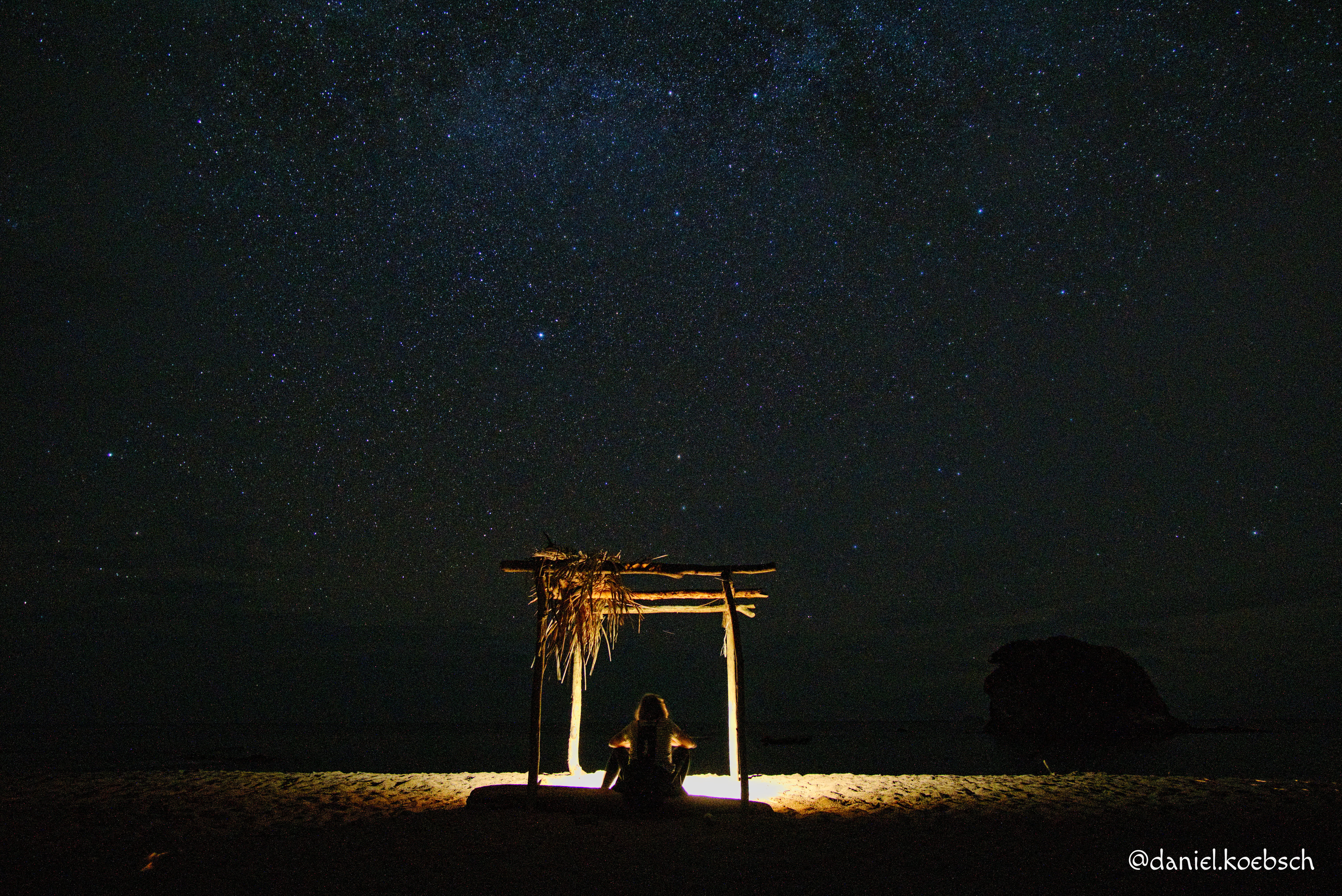 Mädchen vor Sternenhimmel am Strand