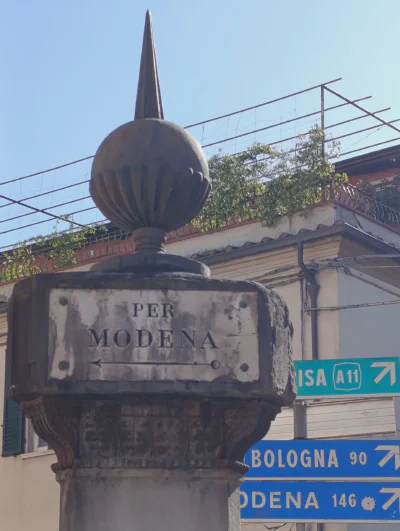 Alter Wegweiser nach Modena in Pistoia