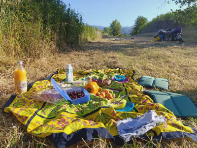 Frühstück auf der Wiese, während Jogger vorbeikommen