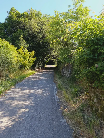 Aufbruch in die Berge des Apennin auf einer kleinen Nebenstraße