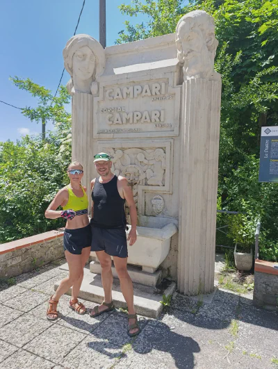 Die wunderschön gestaltete Quelle Fonte Tana a Campari in Le Piastre