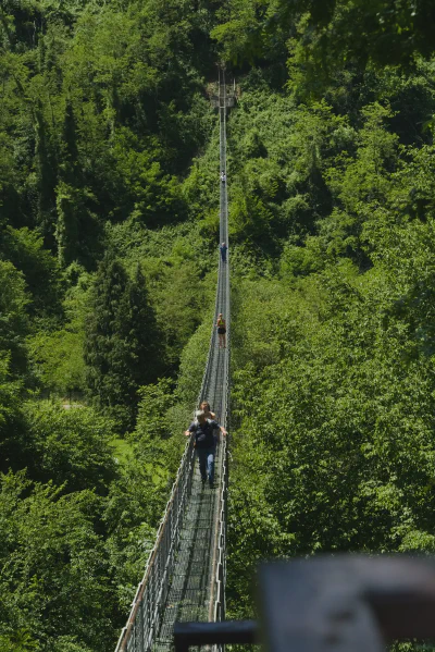 Spaziergang über die beeindruckende Fußgänger-Hängebrücke