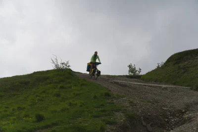 Anfangs sehr schottrige Piste auf der Abfahrt vom Pass