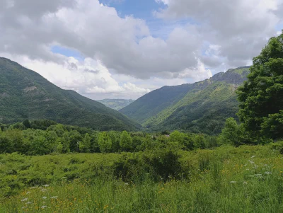 Weiter durch das spektakuläre Tal in Richtung Rocca Cornetta
