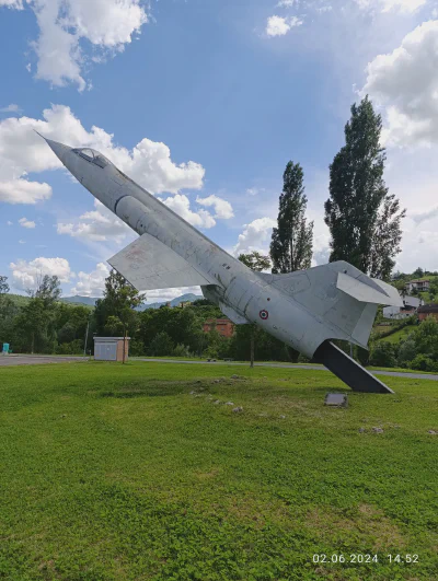 Eine Flieger-Statue (F-104 Starfighter) mitten auf einer Wiese