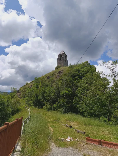 Vorbei an der Festung Rocca Corneta