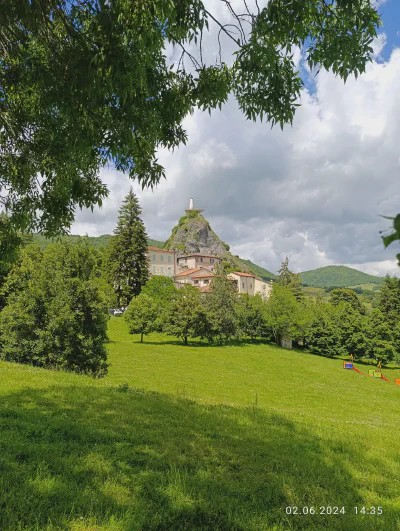 Verrückte Aussichtsplattform auf einem Felsen bei Querciola