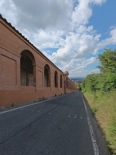 Spektakuläre Abfahrt entlang der berühmten Arkaden nach Bologna