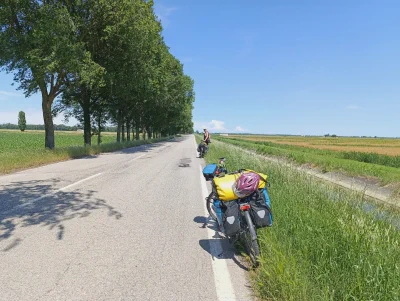 Im Race-Modus: Kilometer bolzen auf den geraden Straßen der Po-Ebene