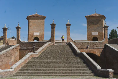 Die berühmte Trepponti-Brücke, das Wahrzeichen von Comacchio