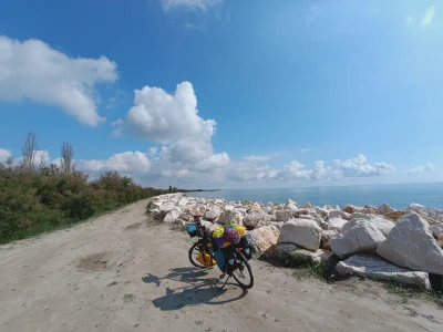 Fahrt auf einem traumhaften Radweg entlang der Adriaküste