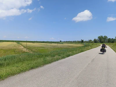 Kilometerlanger Radweg auf dem Deich in absoluter Einsamkeit