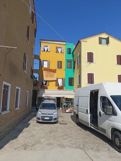 Die bunte Häuserzeile entlang der Lagune auf Pellestrina