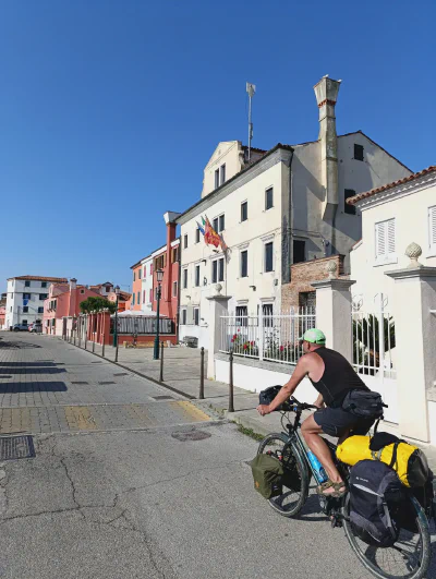 Die bunte Häuserzeile entlang der Lagune auf Pellestrina