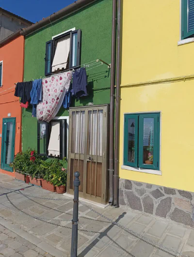 Die bunte Häuserzeile entlang der Lagune auf Pellestrina