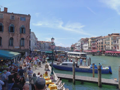 Das bunte Treiben auf dem Canal Grande