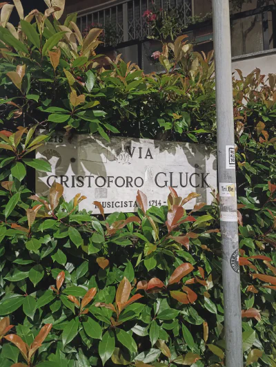 Abendspaziergang zur Via Cristoforo Gluck, auf den Spuren von Adriano Celentano