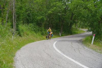Eintauchen in die sanften, grünen Hügel des Montefeltro