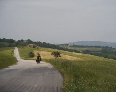 Blick zurück auf San Marino, das langsam am Horizont kleiner wird