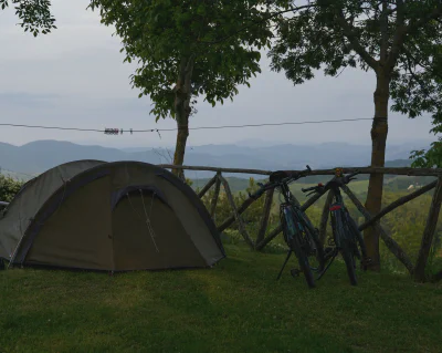 Zelt mit Panoramablick: Lager auf dem Camping Paradiso hoch über Carpegna