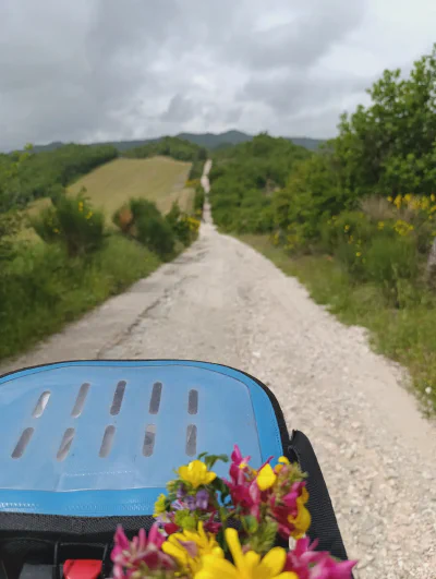 Die erste richtige 'weiße Straße' der Tour in der Grenzregion zur Toskana