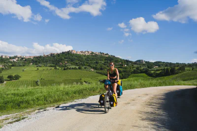 Blick zurück auf Montepulciano, eingebettet in die Landschaft