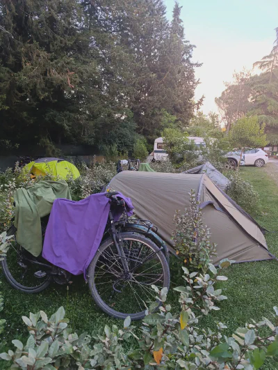 Zeltaufbau in der Abendsonne in San Giovanni d'Asso