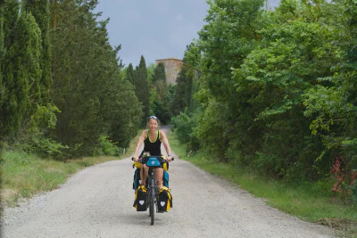 Ein perfekter Moment: Traumhafte Abfahrt auf einer von Zypressen gesäumten Straße