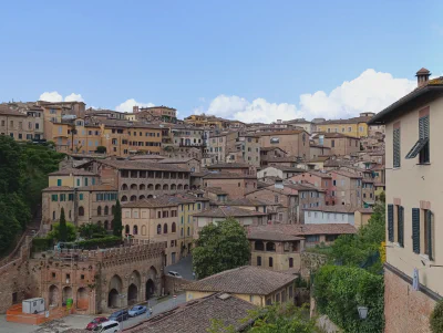  Blick auf Siena, aufgenommen von der Via di Fontebranda, in der Nähe des berühmten Brunnens.