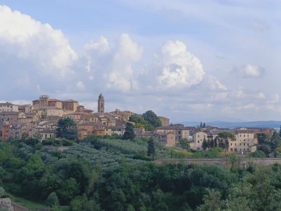 Eine weitere Ansicht von Siena, aufgenommen von der Straße SP28 kurz vor dem Stadttor Porta Romana.