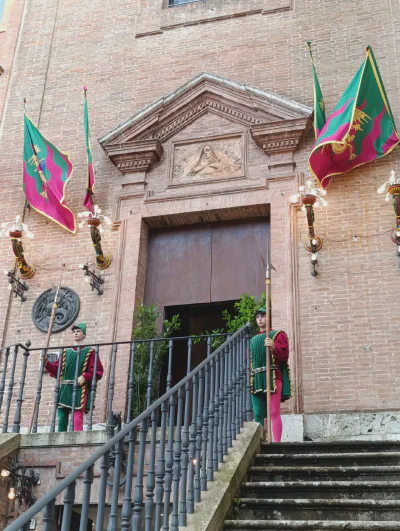 Die Wachen vor der Kirche der Contrada del Drago in der Via del Moro in Siena.