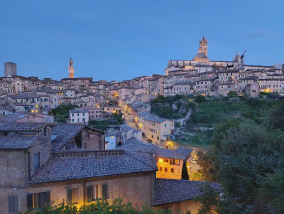 Die »blaue Stunde« über Siena, fotografiert von der Via Esterna di Fontebranda.
