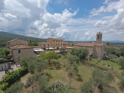 Der Blick von der Stadtmauer in Monteriggioni auf den Hauptplatz Piazza Roma.