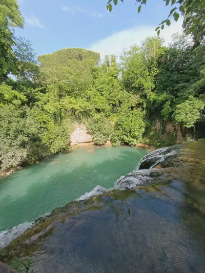 Der türkisfarbene Wasserfall »Cascata del Diborrato« am Sentierelsa (Elsa-Weg) in der Nähe von Colle di Val d'Elsa.