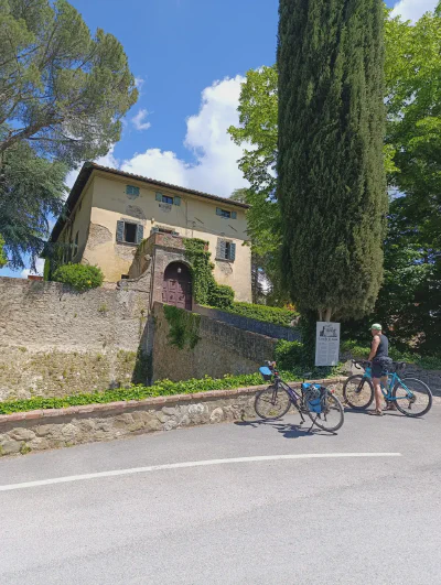 Die Rad-Pause vor der Villa und dem Weingut »Castello di Brolio«, einem berühmten Ort im Chianti.