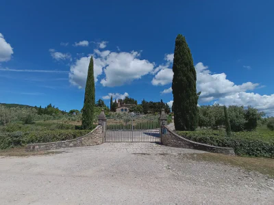 Das Tor zum Anwesen des Weinguts »Villa a Sesta«.