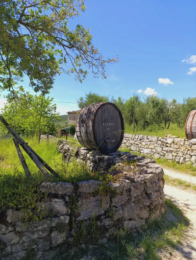 Das Weinfass auf der Steinmauer, fotografiert bei einem Weingut in der Nähe von Castelnuovo Berardenga.