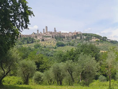Fahrt über eine Mischung aus Landstraßen und weißen Schotterwegen nach San Gimignano