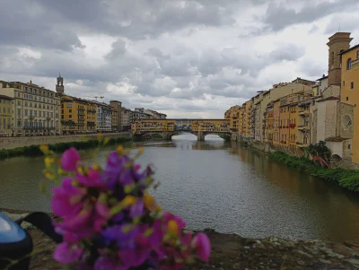 Blick über den Fluss auf die berühmte Ponte Vecchio.