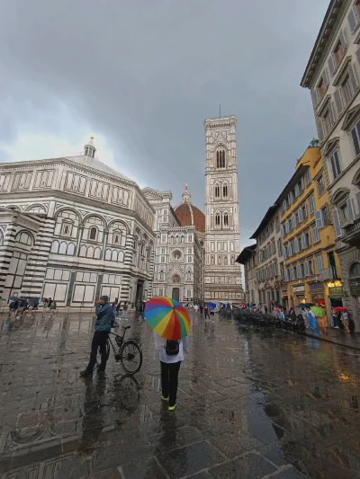  Die Piazza del Duomo in Florenz, mit der Kathedrale und dem Glockenturm.