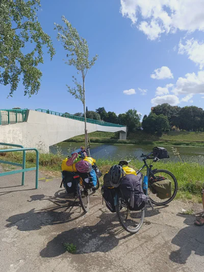 Fahrt auf einem Flussradweg Richtung Norden aus Florenz hinaus