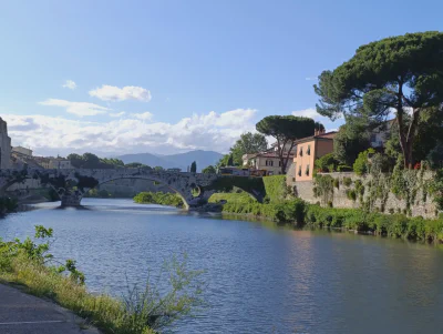 Eine malerische, alte Steinbrücke über den Fluß Bisenzio in Prato.