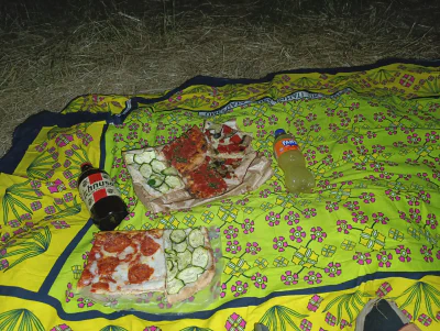 Pizza-Abend am Fluss, umgeben von Froschgequake
