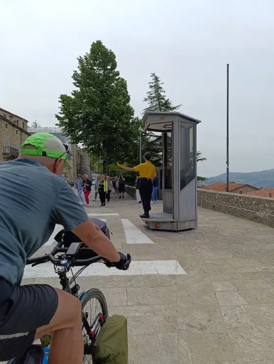 10:55 Uhr, ca. 43.9365, 12.4471