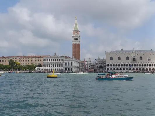 FOTO: 10:15 / Ort: ca. 45.4384, 12.3280