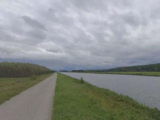 Am Ufer des Main-Donau-Kanals unter bewölktem Himmel