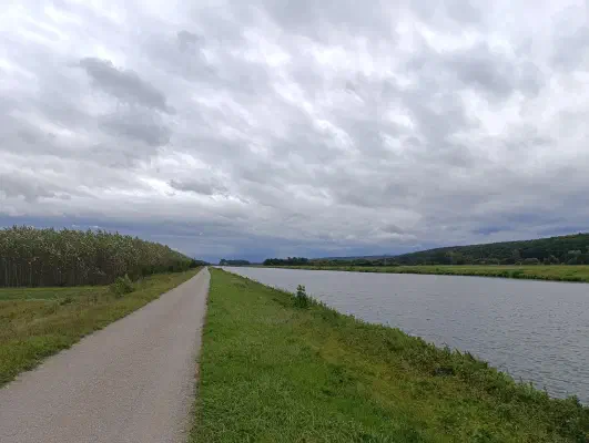 Am Ufer des Main-Donau-Kanals unter bewölktem Himmel