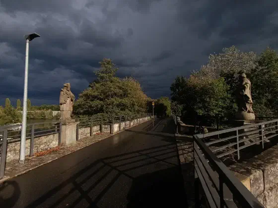 Dramatischer Himmel über der Brücke bei Dietfurt
