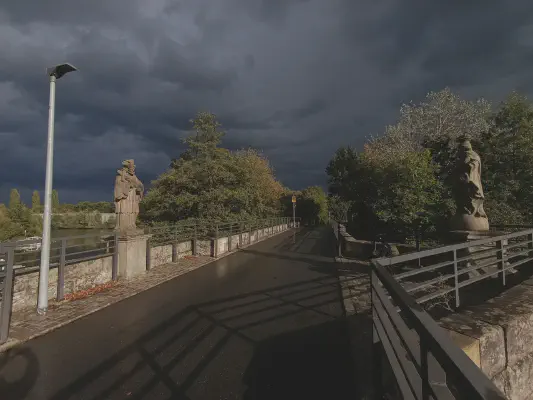 Dramatischer Himmel über der Brücke bei Dietfurt