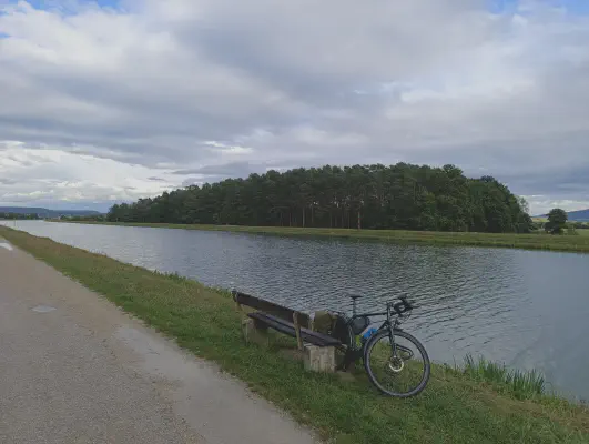 Pause auf einer Bank am Main-Donau-Kanal